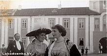 Госці Радзівілаў і Эдвард Вайніловіч (злева на заднім плане) у нясвіжскім палацы ў час вайны. Фота раней 1917 г.
